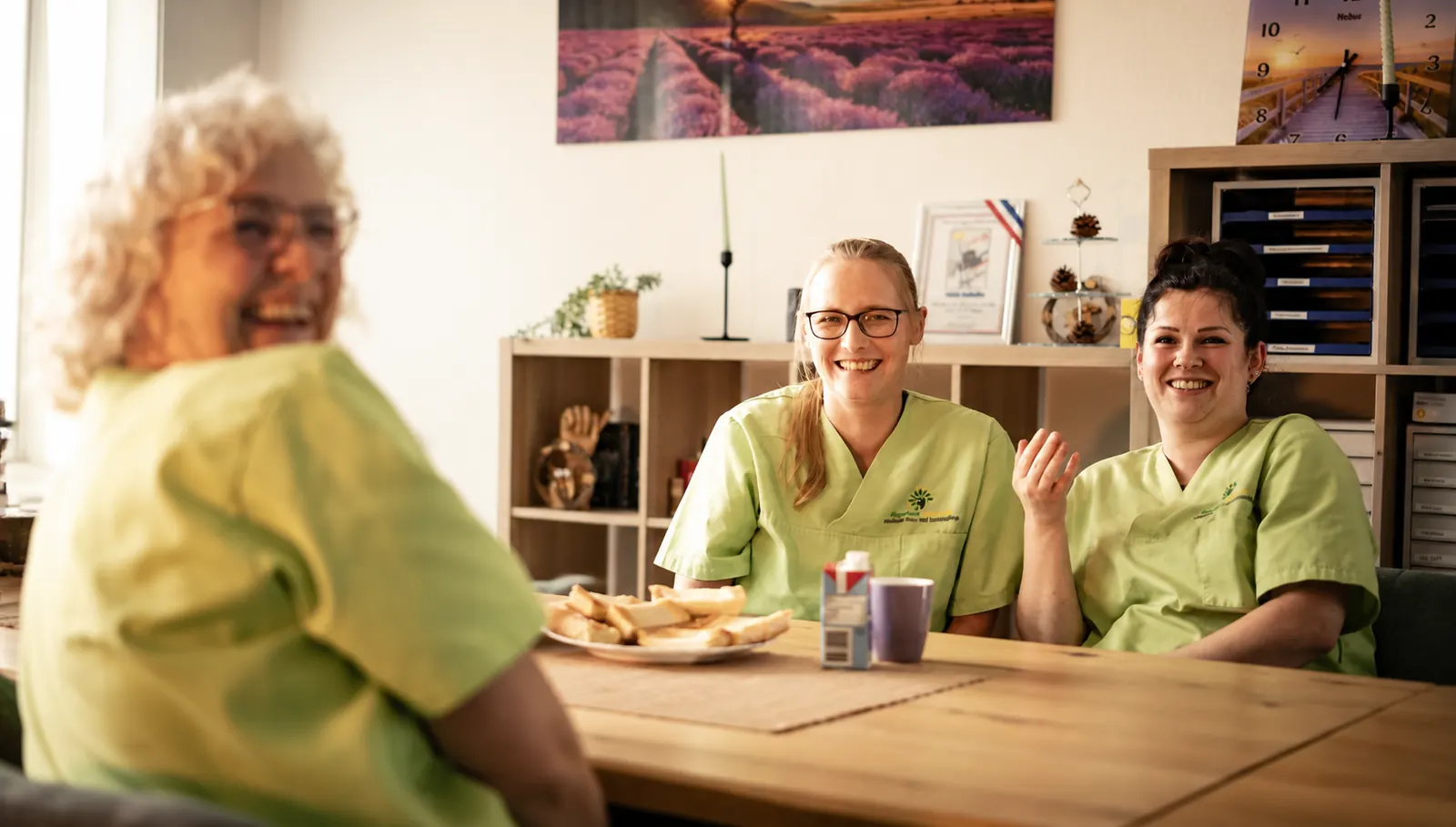 Drei Mitarbeiterinnen des Pflegedienstes im persönlichen Austausch