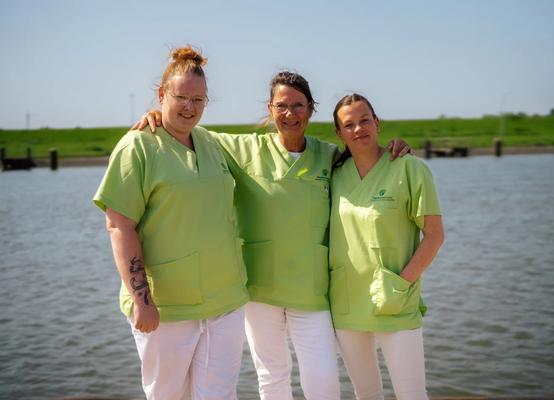 Pflegekräfte des Pflegedienstes Nordfriesland am Wasser in Husum